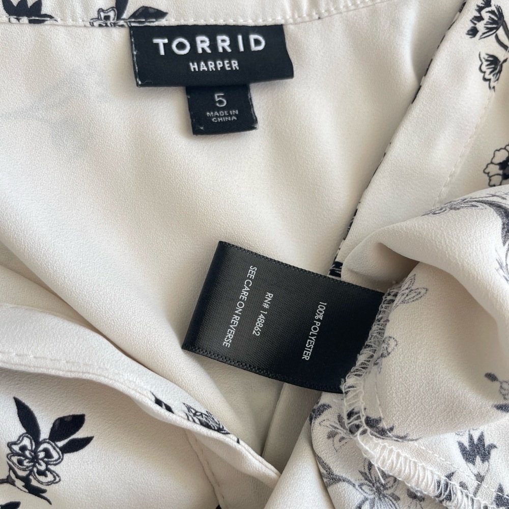 Torrid Harper Blouse Floral Black ivory size 5xl Smocked V neck Aesthetic core - Picture 5 of 15